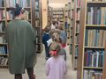 dzieci w bibliotece między regałami