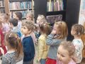 dzieci z grupy pszczółki w bibliotece