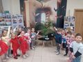 zdjęcie grupowe dzieci w bibliotece