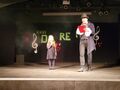 Ola z konferansjerem na scenie