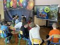 starszaki oglądają prezentację o kotach