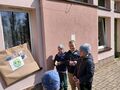 Dzieci losują obrazki i przyklejają do plakatu z wesołą lub smutną Ziemią