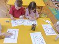 dzieci wykonują pracę plastyczną niedźwiedź polarny