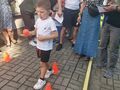 chłopiec pokonuje tor z drewnianą łyżką na której jest biłka