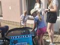 dzieci biorą udział w zabawie szalony wędkarz łowią ryby w misie