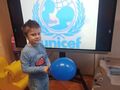 chłopiec na tle napisu i logo UNICEF