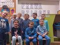 dzieci ubrane na niebiesko na tle napisu prawa dziecka