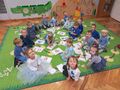 grupa maluchów układa puzzle z prawami dziecka