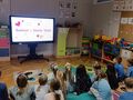 przedszkolaki oglądają film edukacyjny o prawach dziecka