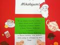 Czerwony plakat informujący o akcji I Ty możesz zostać Świętym Mikołajem