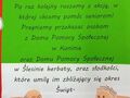Czerwony plakat informujący o akcji I Ty możesz zostać Świętym Mikołajem Na dole plakatu para staruszków pijąca herbatę