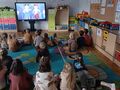 dzieci oglądają film edukacyjny o szkodliwości palenia