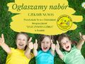 Plakat informujący o ogłoszeniu naboru do przedszkola. Trójka uśmiechniętych dzieci leży na trawie