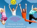 Plakat zapraszający do przedszkola. Czwórka dzieci wesoło podskakuje w chmurach. U góry napis dołącz do nas