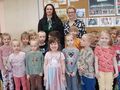 Grupa dzieci stoi z Panią Adwokat i Nauczycielką