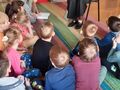 Pani adwokat czyta dzieciom bajkę