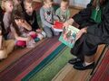 Pani adwokat czyta dzieciom bajkę 