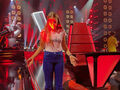 Dziewczyna stoi na scenie The Voice Kids
