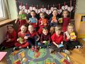 dzieci pozują do zdjęcia grupowego z kartkami walentynkowymi