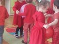 dzieci tańczą w parach z serduszkami między sobą
