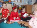 dzieci z prezentami z okazji walentynek
