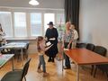 dziewczynka odbiera dyplom z rąk organizatorów