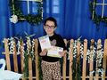 dziewczynka z dyplomem i zaproszeniem 