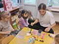 dziewczynki wybierają naklejki cienie do makijażu