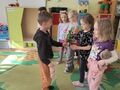wręczanie kwiatów przez chłopców dziewczynkom