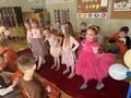 występ dziewczynek na czerwonym dywanie