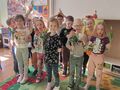 zdjęcie grupowe dziewczynki stoją z pomarańczowymi różami