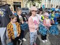 dzieci stoją na rynku w ręce trzymają niebieskie balony i pompony