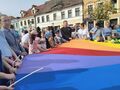 dzieci z prezydentem miasta Konin przy kolorowej chuście Klanza