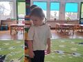 dzieci przymierzają się do wieży z klocków lego