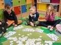 dzieci wykonują działania matematyczne dodawanie