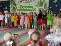 występ dzieci z grupy maczki przebranych w stroje przedstawiające inne grupy