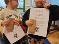 chłopiec i dziewczynka z dyplomami za konkurs
