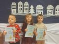 dzieci z dyplomami za konkurs