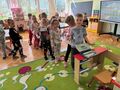 dzieci stoją w kolejce przed sklepikiem w sali przedszkolnej 2