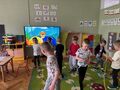 dzieci tańczą z kolorowymi paskami w rytm piosenki