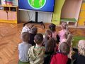 dzieci w sali oglądają film edukacyjny