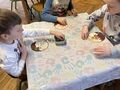 dzieci ozdabiaja papierowe pączki