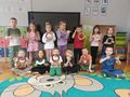 dzieci pokazują swoje prace plastyczne dunat