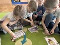 dzieci wykonuja pączkowe zadanie