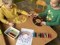 dzieci wykonują prace plastyczną pączek