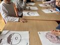 dzieci wykonują pączkową prace plastyczną