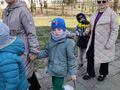 chłopcy z nauczycielkami idą na spacer w ręku trzymają kwiaty