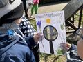 dzieci poszukują oznak wiosny
