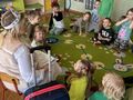 dzieci rozmawiają z nauczycielką przebraną za zimę