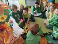 dzieci z grupy maczki rozmawiają z nauczycielką przebraną za wiosnę